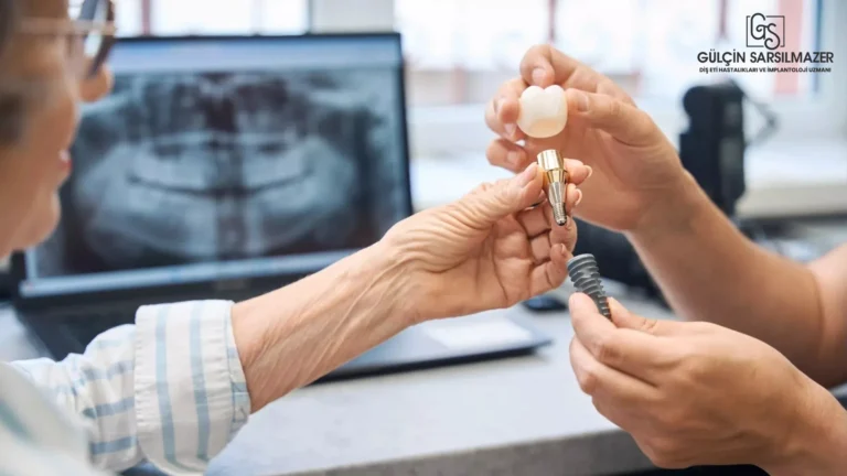 Diş hekimi, yaşlı bir hastaya implant ve üzerine yerleştirilecek protez dişi maket üzerinde gösterirken